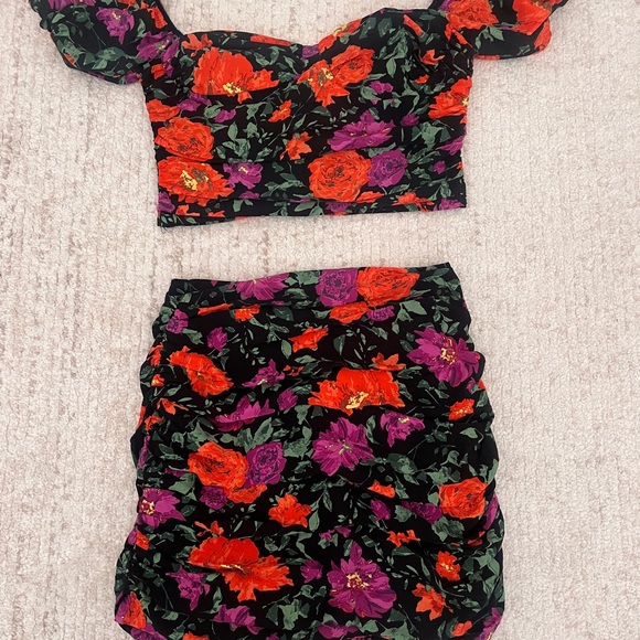 Lulu’s Bright Beauty Black Floral Ruched Two Piece Set - Picture 4 of 6